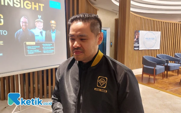 Foto Sekjen CEO Jatim, Jhonny Thio saat memberikan keterangan. (Foto: Husni Habib/Ketik.co.id )