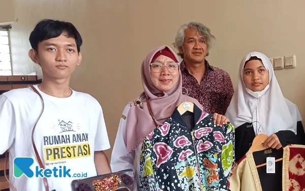 Foto Qurota Ayun (kanan), Aqsa (kiri) dan pembimbing mereka di gedung Aula Prof. Handayani Tjandrasa, Departemen Teknik Informatika ITS, Rabu (31/7/2024). (Foto: Siti Fatimah/Ketik.co.id)