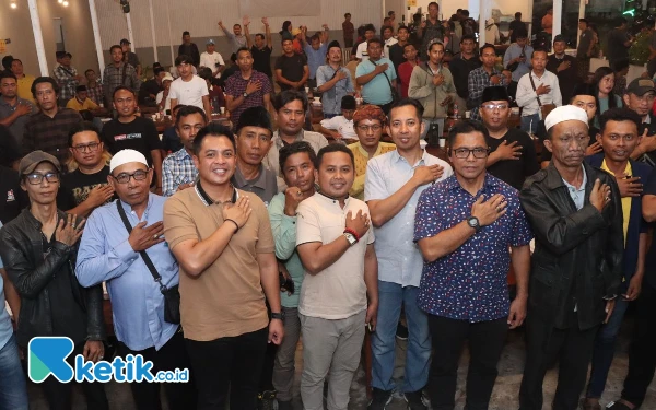 Foto Kapolres Sampang fotbar dengan ratusan jurnalis setelah acara Piramida (Foto: Mat Jusi/Ketik.co.id).