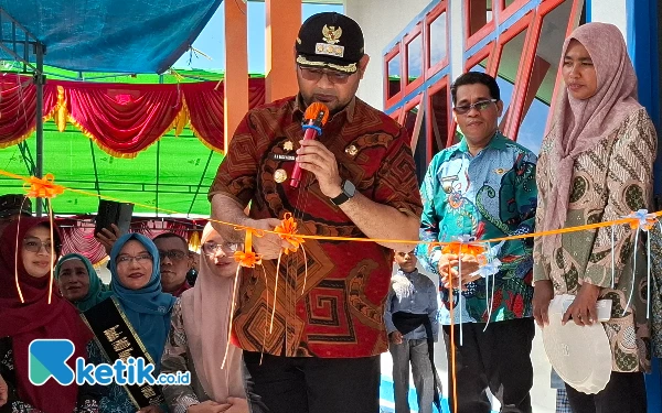 Foto Bassam Kasuba saat potong pita Peresmian (Mursal Bahtiar)