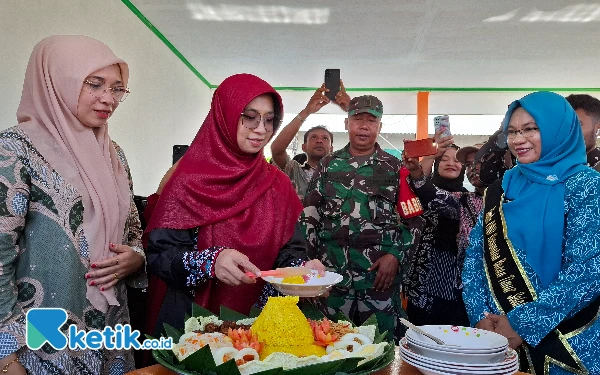 Foto Pemotongan tumpeng oleh ketua PKK Halsel Rifa'at Al-Sa'adah (Foto Mursal Bahtiar)