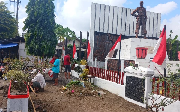 Bikin Kagum, PKL Klakah Swadaya Bersihkan Taman Patung Suwandak