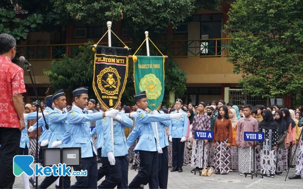 Foto Selain jadi petugas upacara. Dalam peringatan HUT ke-64 SMPN 8 Yogyakarta  juga ditampilkan kepiawaian pasukan Tonti Bhawara. (Foto: Dok SMPN 8 Yk for Ketik.co.id)