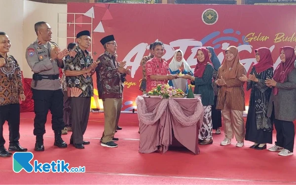 Foto Potong tumpeng menandai peringatan HUT ke 64 SMPN 8 Kota Yogyakarta.  (Foto: Dok SMPN 8 Yk for Ketik.co.id)