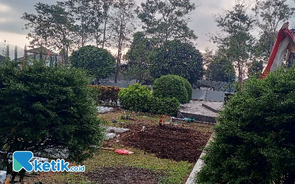 Thumbnail Makam Mantan Wali Kota Batu Dipindahkan dari TMP ke Pesanggrahan Dini Hari