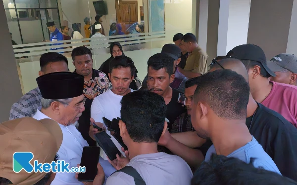 Foto MK saat di wawancarai sejumlah Wartawan (Foto Mursal Bahtiar)