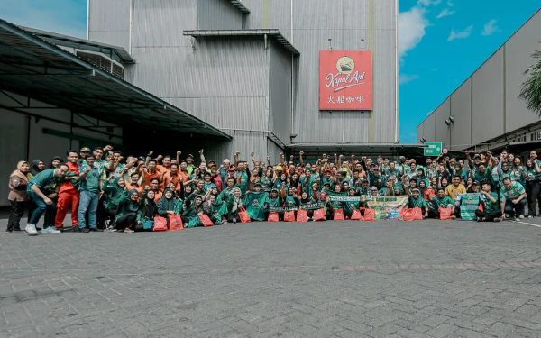 Foto Pemain dan manajemen Persebaya kunjungi pabrik kopi di Sidoarjo, Jumat (2/8/2024). (Foto: Persebaya)