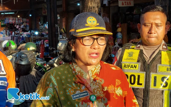 Foto Kepala UPT Parkir Tepi Jalan Umum Dishub Surabaya Jeane Taroreh saat memberikan keterangan pada awak media. (Foto: Husni Habib/Ketik.co.id)