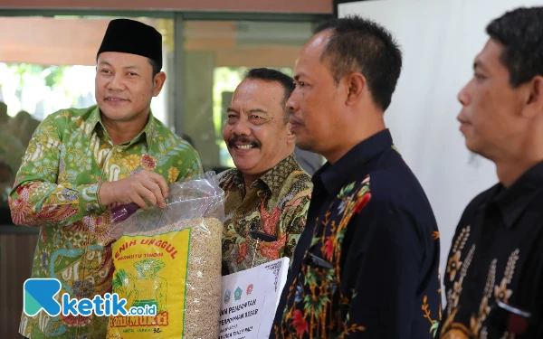 Thumbnail Plt Bupati Sidoarjo Subandi Serahkan Bantuan untuk Petani agar Tidak Kekurangan Air