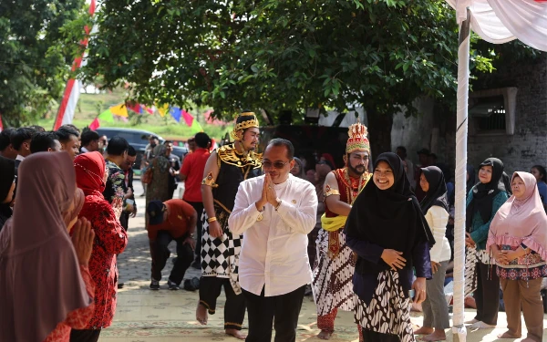 Foto Penjabat (Pj) Wali Kota Madiun Eddy Supriyanto saat menghadiri bersih Desa di Pangongangan / Kurniawan (FOTO : Kominfo Kota Madiun)