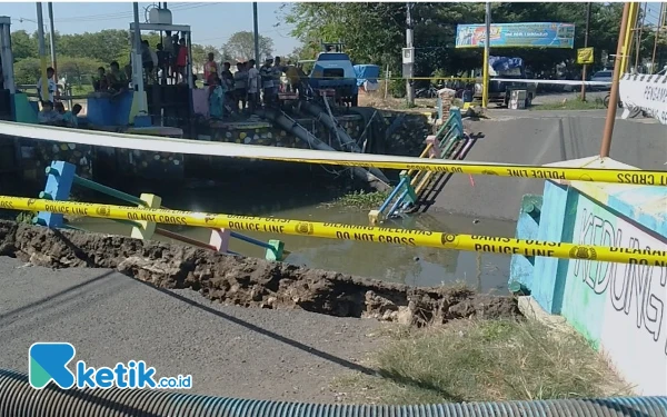 Foto Inilah puing-puing Jembatan Kedungpeluk yang ambruk. Bongkahan-bongkahan beton telah dievakuasi dari lokasi.  (Foto: Fathur Roziq/Ketik.co.id)