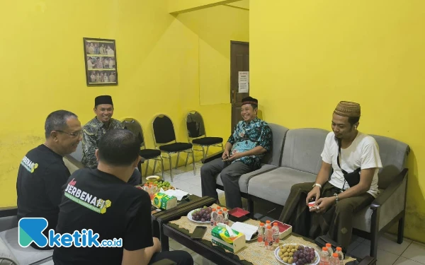 Foto Ketua DPD Golkar, Adi Krisna (baju batik hijau-tengah) berbincang dengan Ketua DPC PKB dan Sekjen PKB, Ahmad Dhafir dan Thohari (baju hitam kanan) serta RA Hamid (batik biru-kanan) (foto spesia tersebuar di medi sosial)