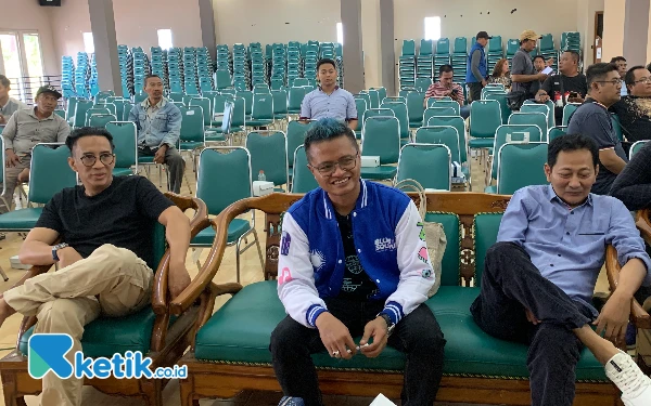 Foto Kaji Beky (tengah), bakal calon Bupati Blitar, Sabtu (3/8/2024). (Foto: Favan/ketik.co.id)