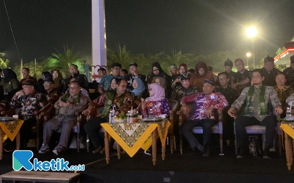 Foto Mak Rini bersama jajaran saat hadiri Grand Show Blitar Youth Festival dan grand final pemilihan duta pemuda Kabupaten Blitar 2024, Sabtu (3/8/2024). (Foto: Favan/ketik.co.id)