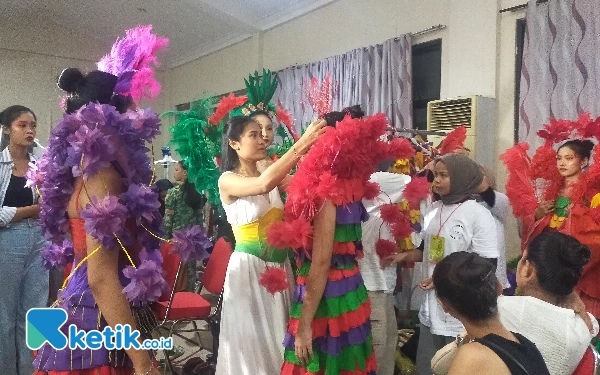 Foto Belakang layar, Migi Rihasalay sibuk menata busana rancangannya (3/8/2024) (Foto: Fenna/Ketik.co.id)