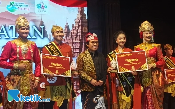 Foto Pemenang utama Joko Roro Kabupaten Malang Alumni Universitas Brawijaya Malang (UB) Akhdan M Zahran Wibisono dan Siswi SMA Laboratorium UM Issalwa Janiqueen Callula.  (Foto : Binar Gumilang/Ketik.co.id)