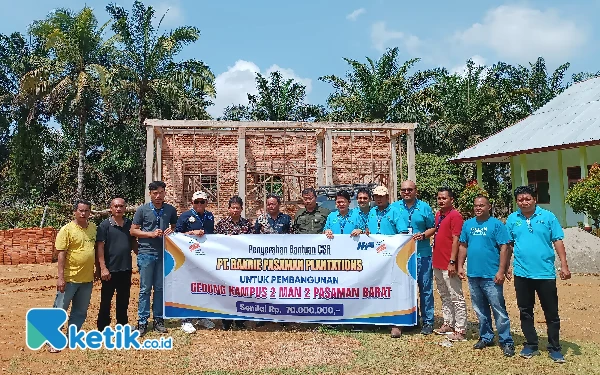 Foto GM PT BPP beserta staff melakukan penyerahan CSR bagi Kampus 2 MAN 2 Sungai Aur ( for ketik.co.id)