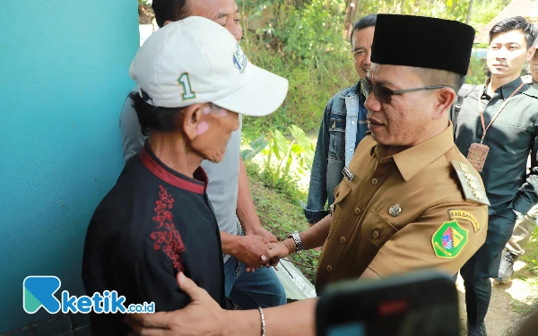 Bupati Bandung Bertakziyah ke Rumah Duka Korban Pembunuhan di Pacet