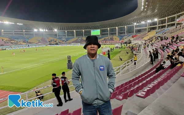 Foto Achmad Ghozali, Suporter Aremania dalam suatu pertandingan Arema FC. (Foto: Dok.Pribadi)