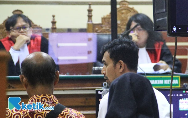 Foto Saksi Farist Fachrus Fahrazein saat memberikan kesaksian di depan Majelis Hakim Pengadilan Tipikor Surabaya pada Senin (5/8/2024). (Foto: Fathur Roziq/Ketik.co.id)