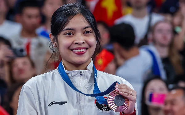 Foto Gregoria Mariska Tunjung atlet bulu tangkis sektor tunggal putri Indonesia di podium medali Olimpiade Paris 2024 (5/8/2024) (Foto: PBSI/Badmintonphoto/Mikael Ropars)