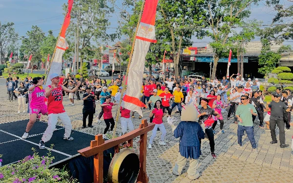 Foto Flash mob di area depan Hotel Grand Mercure Malang Mirama. (Foto: Grand Mercure Malang Mirama)