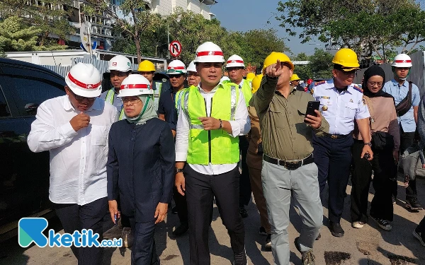 Foto Wali Kota Surabaya Eri Cahyadi saat meninjau pembangunan terowongan TIJ - KBS. (Foto: Husni Habib/Ketik.co.id)