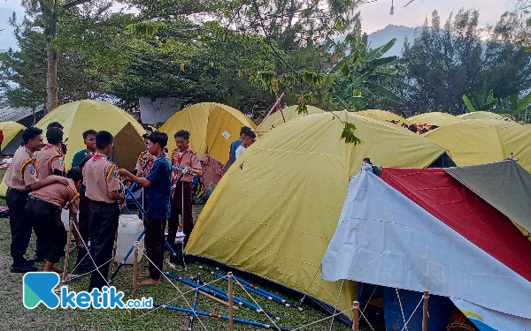 Foto Deretan tenda peserta Apel akbar Pramuka Penegak dan pelatihan Kepramukaan Tingkat Penegak se Jawa Timur tahun 2024 di Kota Batu. (Foto: Sholeh/Ketik.co.id)