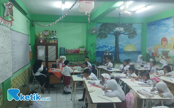 Pemkot Surabaya Ancam Copot Kepala Sekolah yang Masih Tarik Iuran