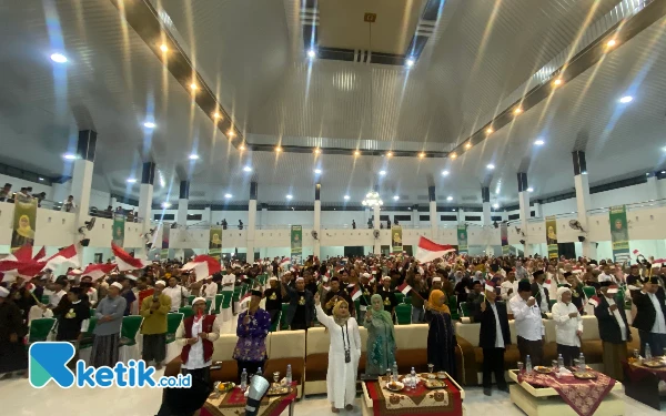 Foto Ribuan relawan pendukung Khofifah yang hadir saat menyanyikan lagu Bendera by Coklat bersama Khofifah Indar Parawansa di akhir acara (Ari Pangistu/Ketik.co.id)