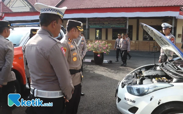 Foto Kapolres dan jajarannya saat mengecek ranmor dinas polres (Foto: Mat Jusi/Ketik.co.id)