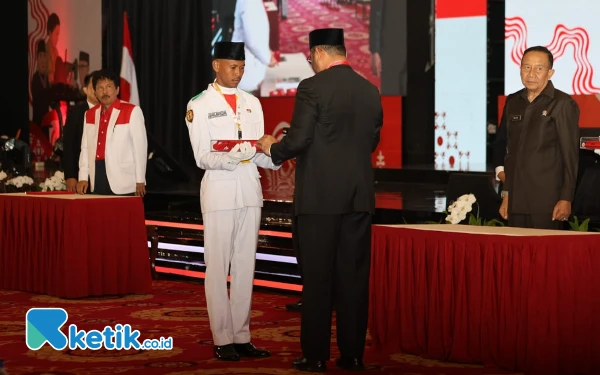 Foto Bassam Kasuba saat menerima duplikat bendera pusaka (Foto Tata For Ketik.co.id)