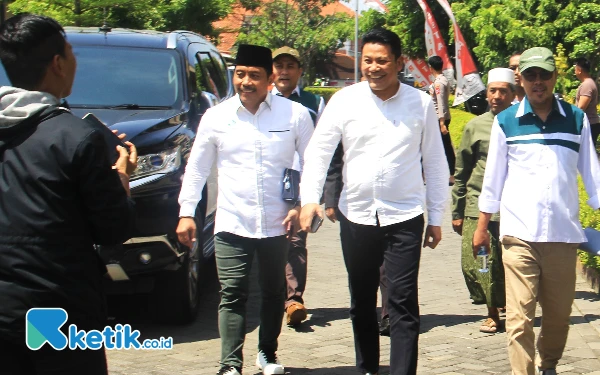 Foto Ketua DPC PKB Sidoarjo H Subandi diapit Wakil Ketua DPC PKB Sidoarjo H Dhamroni Chudlori (kiri) dan Sekretaris DPC PKB Abdillah Nasih serta didampingi Ketua Dewan Syuro KH M. Athoillah menuju kantor SPKT Polresta Sidoarjo. (Foto: Fathur Roziq/Ketik.co.id)