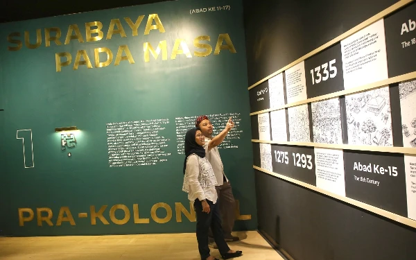 Foto Pengunjung Museum Surabaya saat mempelajari sejarah Kota Surabaya. (Foto: Humas Pemkot Surabaya)