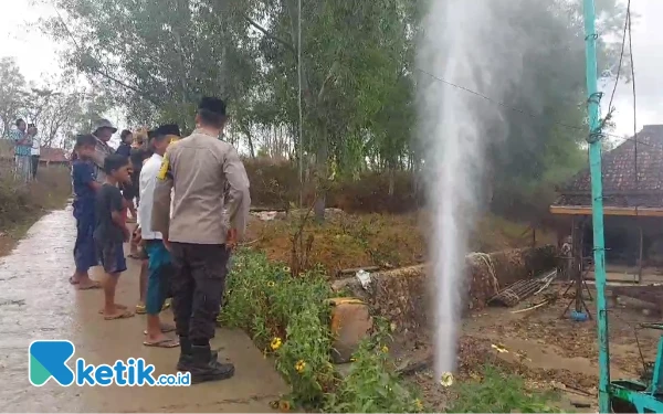 Foto Sumur bor yang mengeluarkan air sangat deras tanpa bantuan pompa di Desa Pandan Kecamatan Omben Sampang Madura (Foto: Mat Jusi/Ketik.co.id)