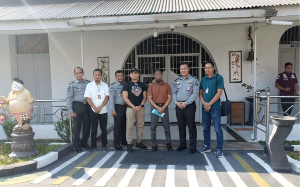 Foto Para petugas Lapas kelas I Madiun saat berfoto bersama RBM / Kurniawan (Foto : dokumen lapas kelas I Madiun)