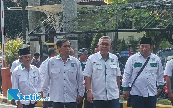 Foto DPC PKB Kabupaten Malang ketika mendatangi Polres Malang untuk membuat laporan. (Foto : Binar Gumilang/Ketik.co.id)