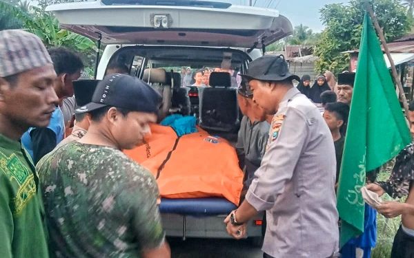 Foto Dua nelayan yang ditemukan tewas tenggelam di perairan Tanjung Bangsi, Labuhanbatu saat tiba di rumah duka. (Foto: Humas Polres Labuhanbatu for Ketik.co.id)