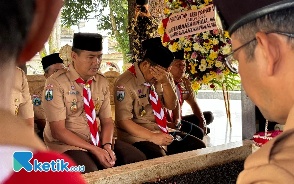 Foto Penuh khidmat, Ketua Harian Kwarcab Kota Blitar Moh. Sidiq tak kuasa menahan tangis meneladani perjuangan Sang Proklamator (Foto: Naufal/Ketik.co.id)