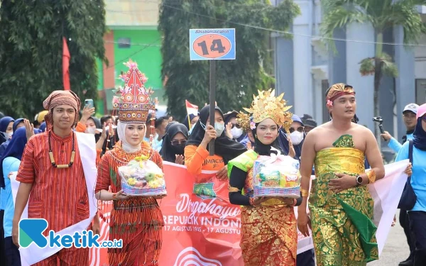 Foto Sejumlah Peserta Menggunakan Baju adat Saat Devile Pembukaan