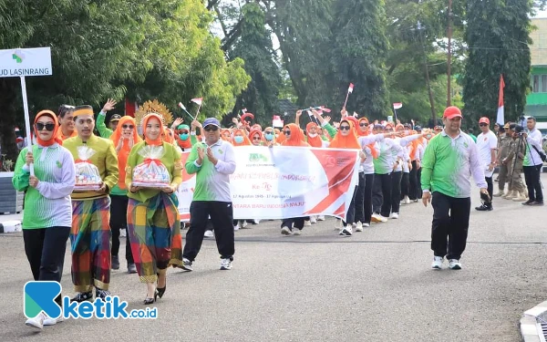 Foto Peserta Devile dari RSUD Lasinrang Pinrang Saat Pembukaan Perayaan HUT RI di Kab.Pinrang