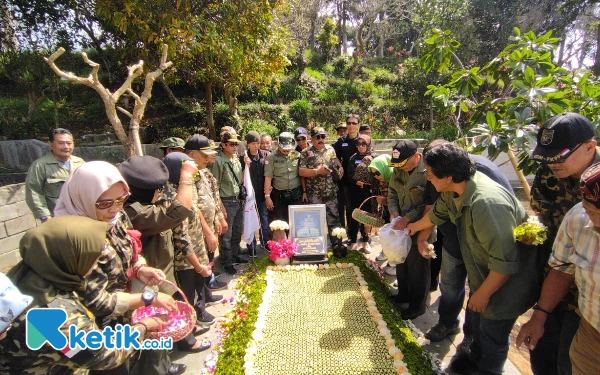 Komunitas Malang Raya Doa Bersama di Makam Alm Eddy Rumpoko