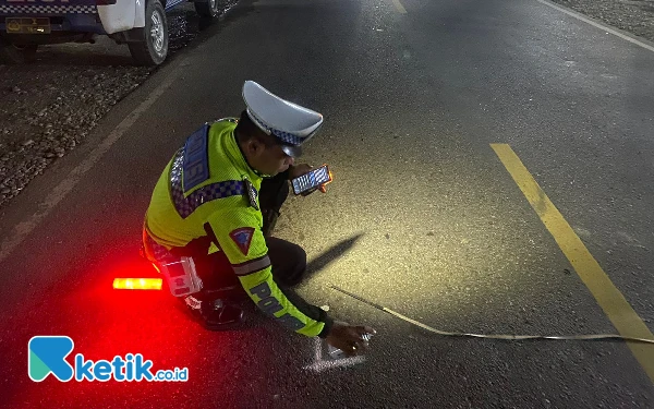 Foto Personel Satlantas Abdya meninjau TKP kecelakaan mobar dan sepmor di Babahrot, Abdya. (Foto: Cutbang Ampon/Ketik.co.id)