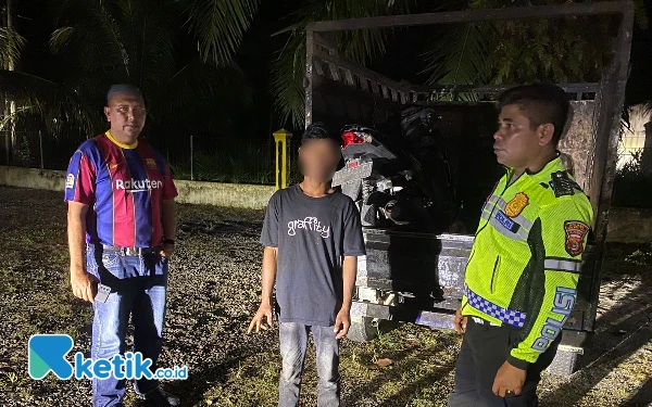 Foto Kasat Lantas Polres Abdya Andi memperlihatkan barang bukti kejadian laka lantas yang terjadi di Babahrot, Abdya. (Foto: Cutbang Ampon/Ketik.co.id)