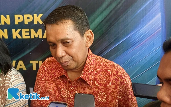 Foto Kepala Dinkes Jatim dr. Erwin Astha Triyono usai hadiri Rapat Koordinasi Kerja Kesehatan (Rakorkesda) Tahun 2024 di Hotel Novotel Samator, Kamis (8/8/2024). (Foto: Khaesar/Ketik.co.id)