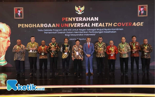 Foto Bupati Freddy Thie foto bersama saat menerima Penghargaan UHC di Krakatau Grand Ballroom TMII Jakarta (foto Humas Pemkab Kaimana/Ketik.co.id)