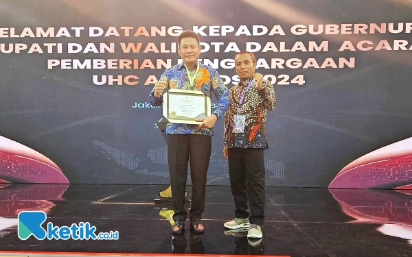 Thumbnail Plt Bupati Sidoarjo Subandi Terima UHC Award 2024 karena Layanan Kesehatan Semakin Berkualitas