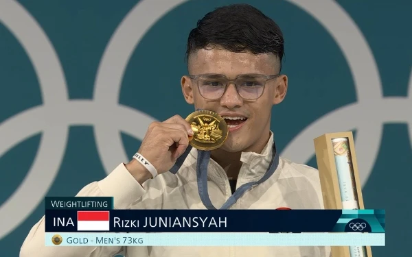 Foto Lifter Indonesia, Rizki Juniansyah saat meraih medali emas di Olimpiade Paris (9/8/2024). (Foto: tangkapan layar vidio)