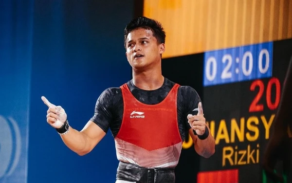 Foto Rizki Juniansyah sabet medali emas di Olimpiade Paris mengalahkan Atlet Thailand. (Foto: Instagram @rjuniasnyah)