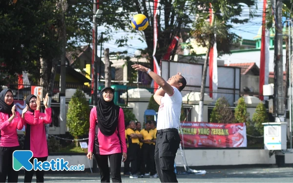 Foto Kapolres Malang AKBP Putu Kholis Aryana ketika melakukan servis bola pertama Turnamen Voli Presisi Cup se-Malang Raya. (Foto : Gumilang/Ketik.co.id)